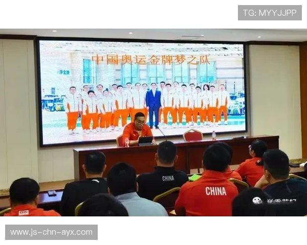 举重训练营编制家长教育手册规范陪伴方式，举重队训练视频